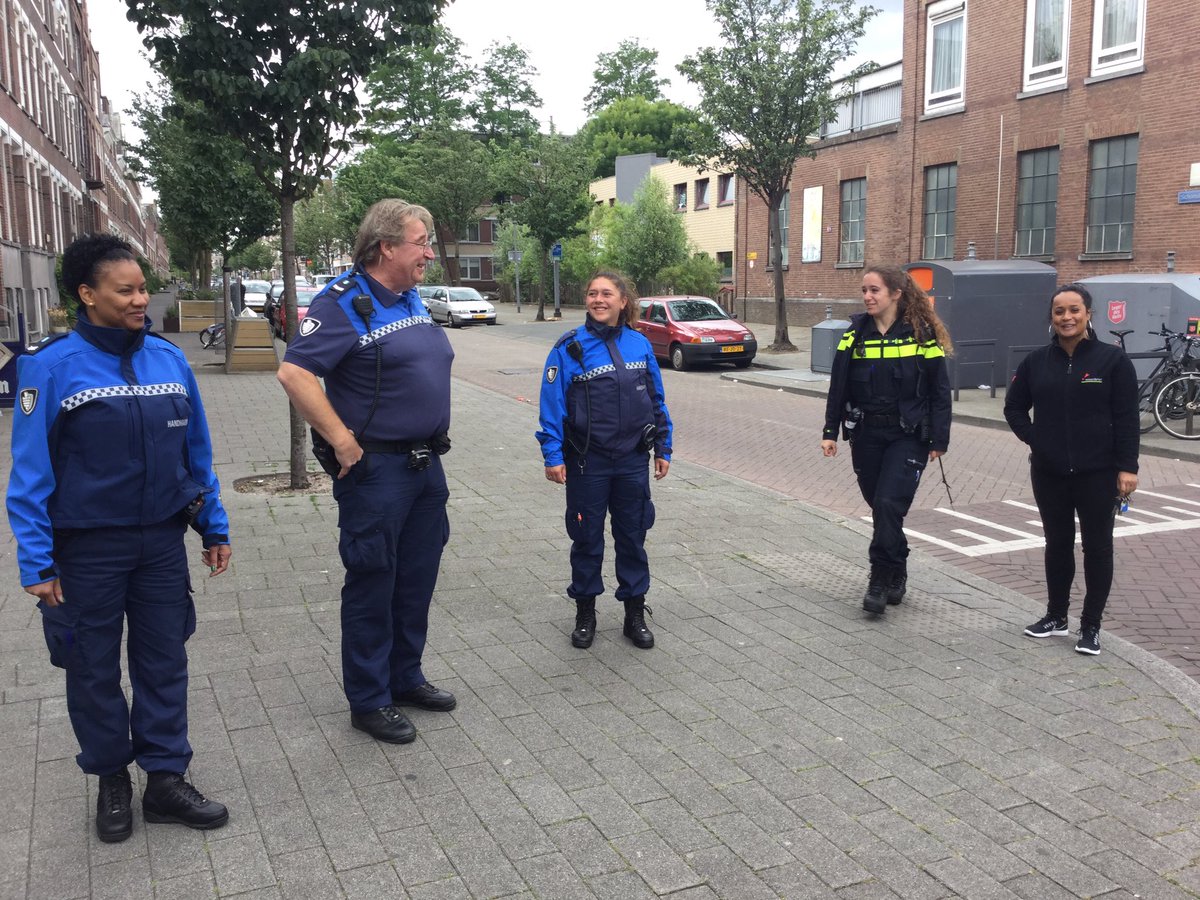 POL_Berenschot's tweet photo. #bluemonday
Mooie samenwerking tussen collega's, externe partners en bewoners
Dank aan bewoners, @RETRotterdam @Woonbron en@Stadsbeheer010 https://t.co/LqDg7GcyJW