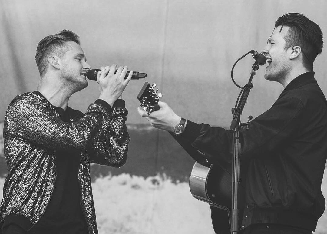 CBTheWaveTour's tweet photo. #Regrann from @iambeauholland  -  #isleofwightfestival with @tomchaplin https://t.co/R00IwGDXh2