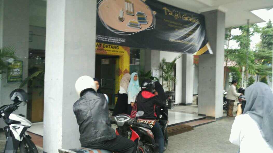 DitjenPajakRI's tweet photo. Pembagian takjil gratis untuk para warga Gresik oleh pegawai KPP Pratama Gresik Utara. #ramadhan https://t.co/j0WWWmr8Jk