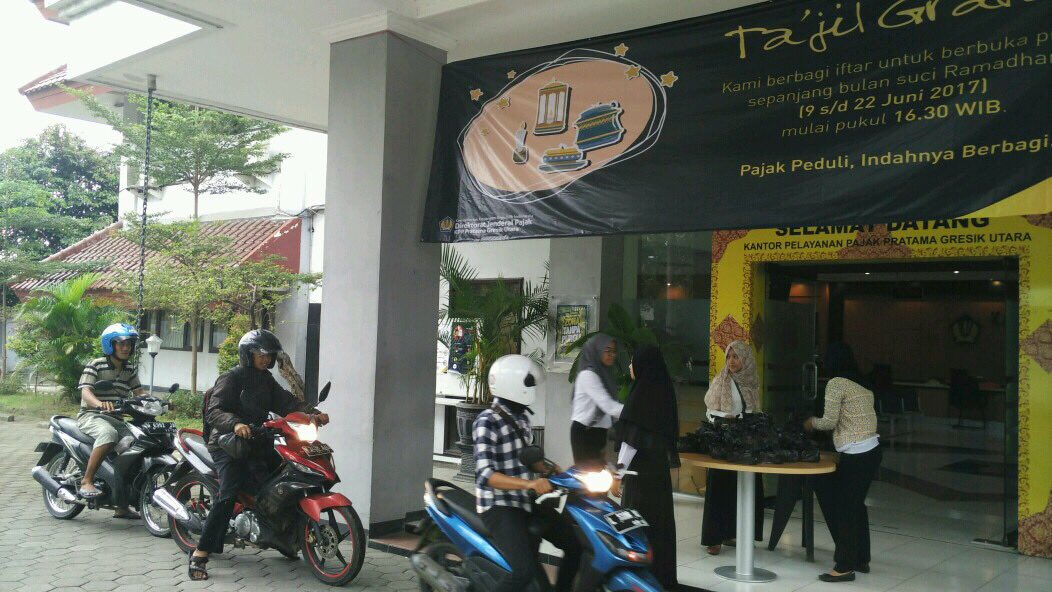 DitjenPajakRI's tweet photo. Pembagian takjil gratis untuk para warga Gresik oleh pegawai KPP Pratama Gresik Utara. #ramadhan https://t.co/j0WWWmr8Jk