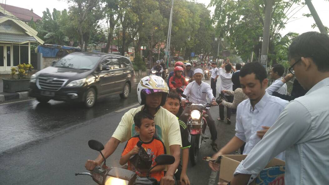 DitjenPajakRI's tweet photo. Pembagian takjil gratis untuk para warga Gresik oleh pegawai KPP Pratama Gresik Utara. #ramadhan https://t.co/j0WWWmr8Jk