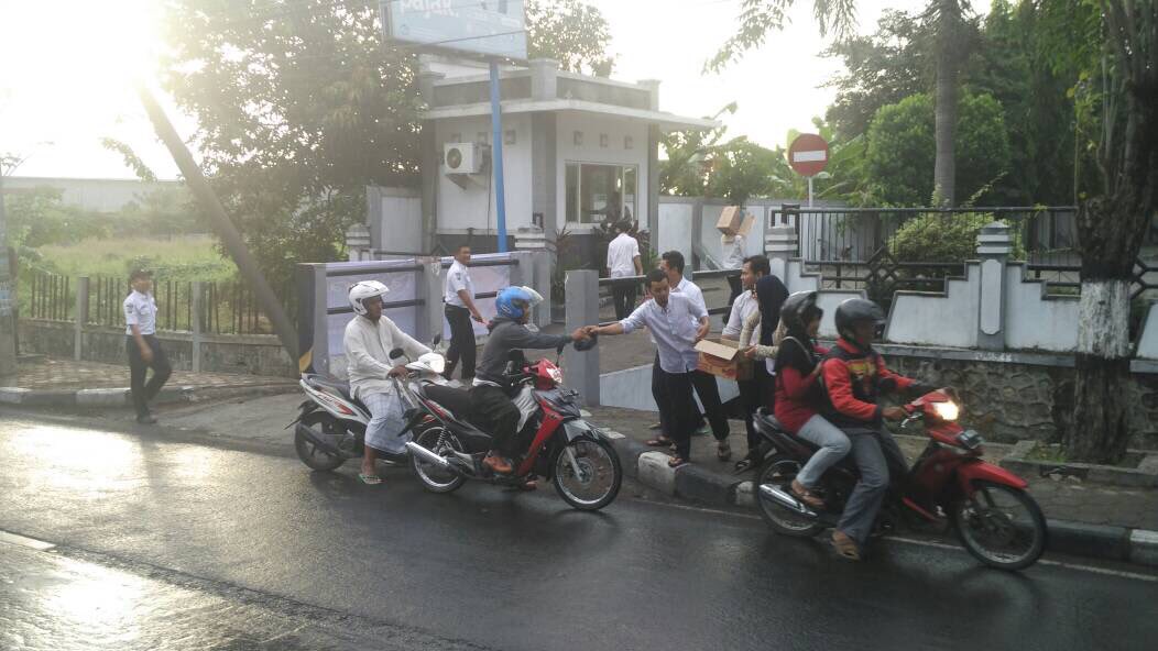 DitjenPajakRI's tweet photo. Pembagian takjil gratis untuk para warga Gresik oleh pegawai KPP Pratama Gresik Utara. #ramadhan https://t.co/j0WWWmr8Jk
