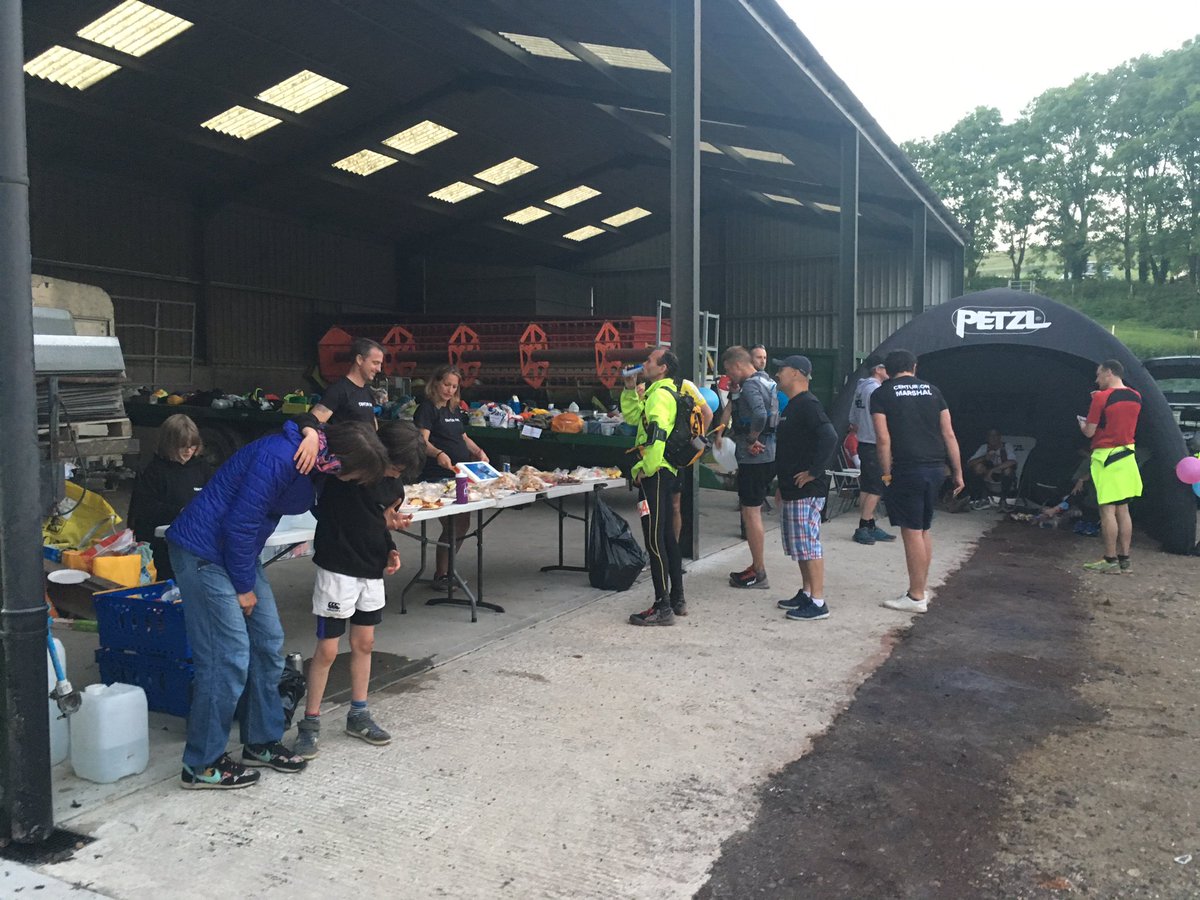 ultraperk's tweet photo. Had a most excellent, inspiring and emotional weekend loitering around the Housdean #SDW100 aid station with @sarahjacob and the kids. https://t.co/Imd8QMVWZJ
