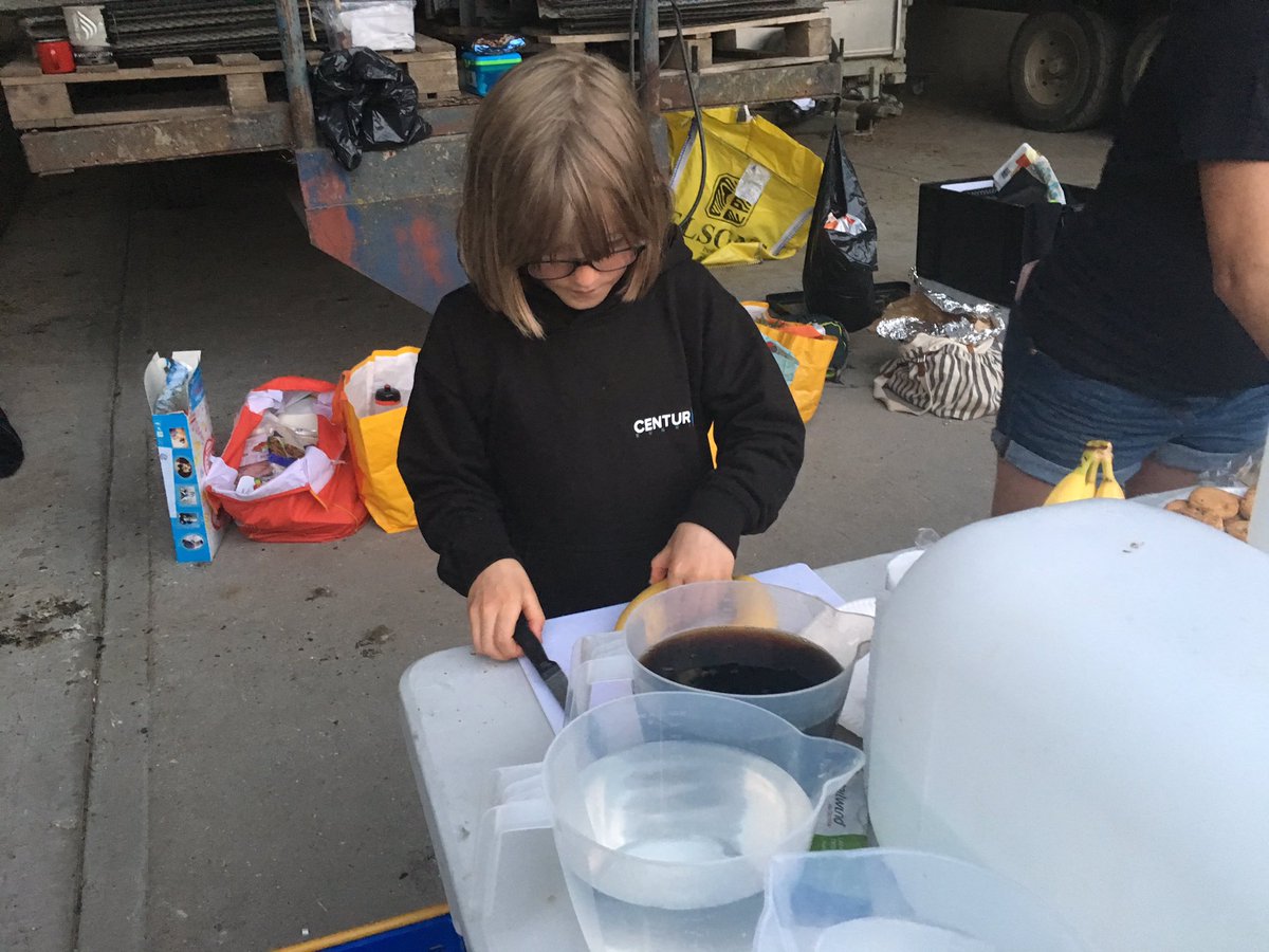 ultraperk's tweet photo. Had a most excellent, inspiring and emotional weekend loitering around the Housdean #SDW100 aid station with @sarahjacob and the kids. https://t.co/Imd8QMVWZJ