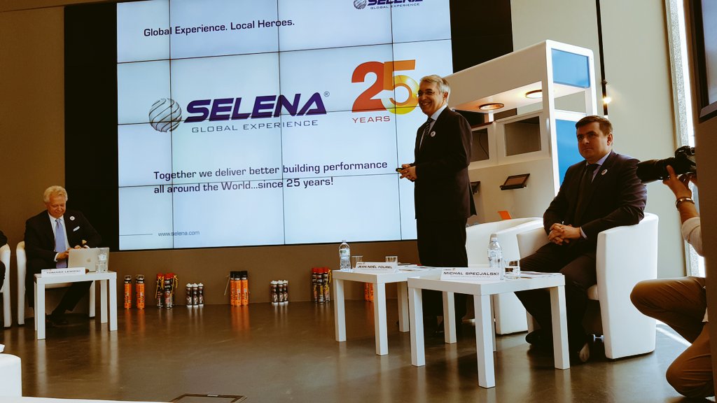 silvioderossi's tweet photo. #Selena festeggia il 25° anniversario dell'azienda. La conferenza stampa di Milano https://t.co/sYRWoc4JZp https://t.co/6HhqSbu3yY