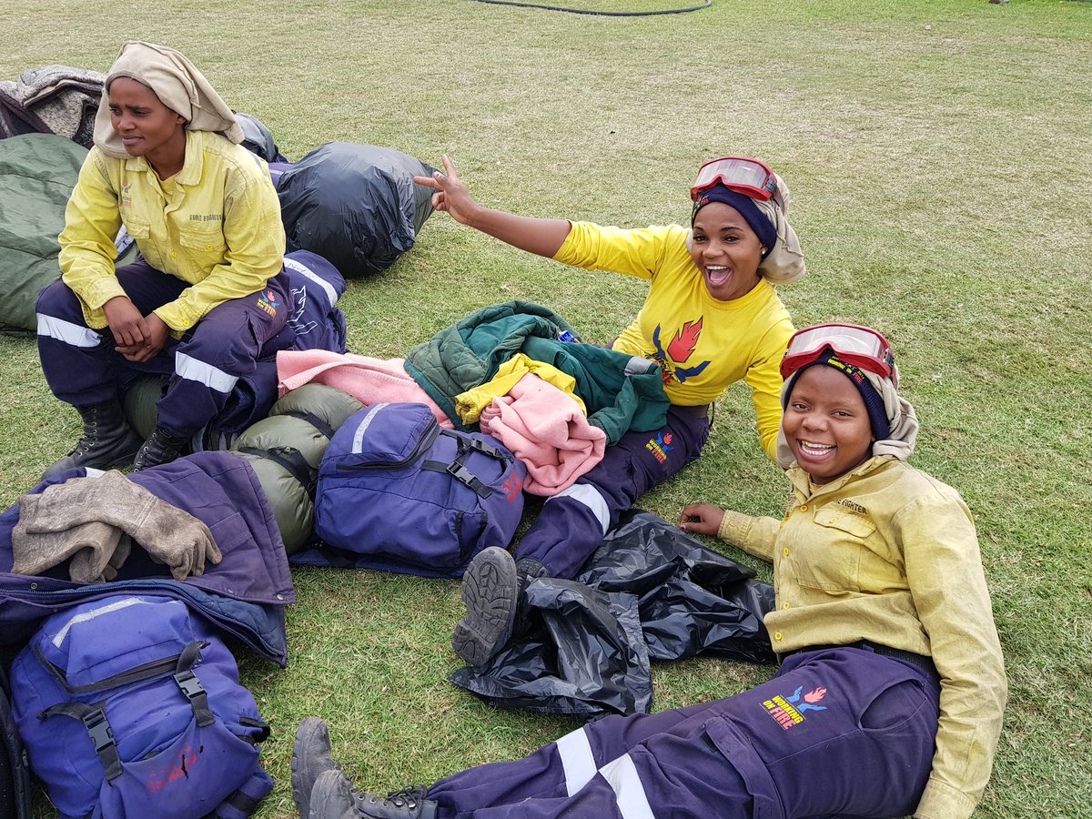 PicknPay's tweet photo. We'd like to thank the heroes of the #KnysnaFire! Thank you to the 800 firefighters who came from all over SA to assist the community. https://t.co/fVidEMRjA9