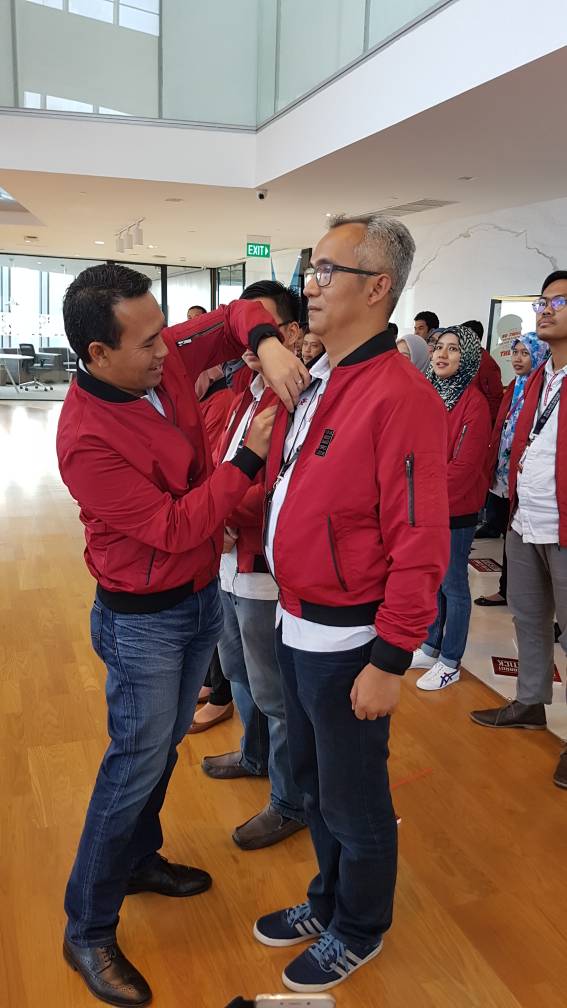 taufikzamzami73's tweet photo. Pelantikan Culture Guardian oleh @herdyharman Dir HCM mengawal implementasi Smart Office Culture #LivingTheTelkomWaySnP #YukSinergi https://t.co/HYbaxO87CC