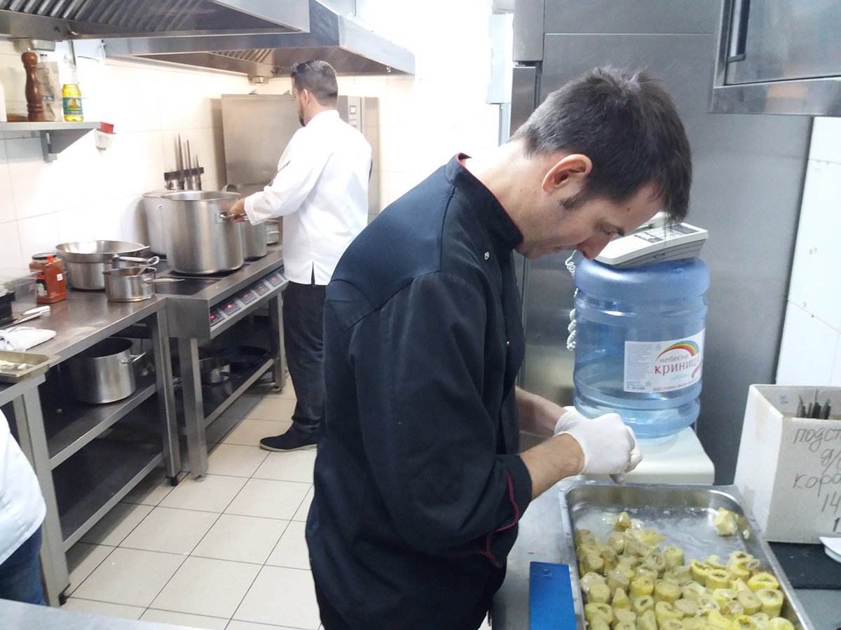 Cocineros de <a href="/BrelRestaurante/">Restaurante Brel</a> de <a href="/CampelloTurismo/">El Campello Turismo</a> y #Brunch de <a href="/Alicante_City/">Turismo Alicante</a> comienzan a preparar sus tapas para el #TapasDay de #Kiev.