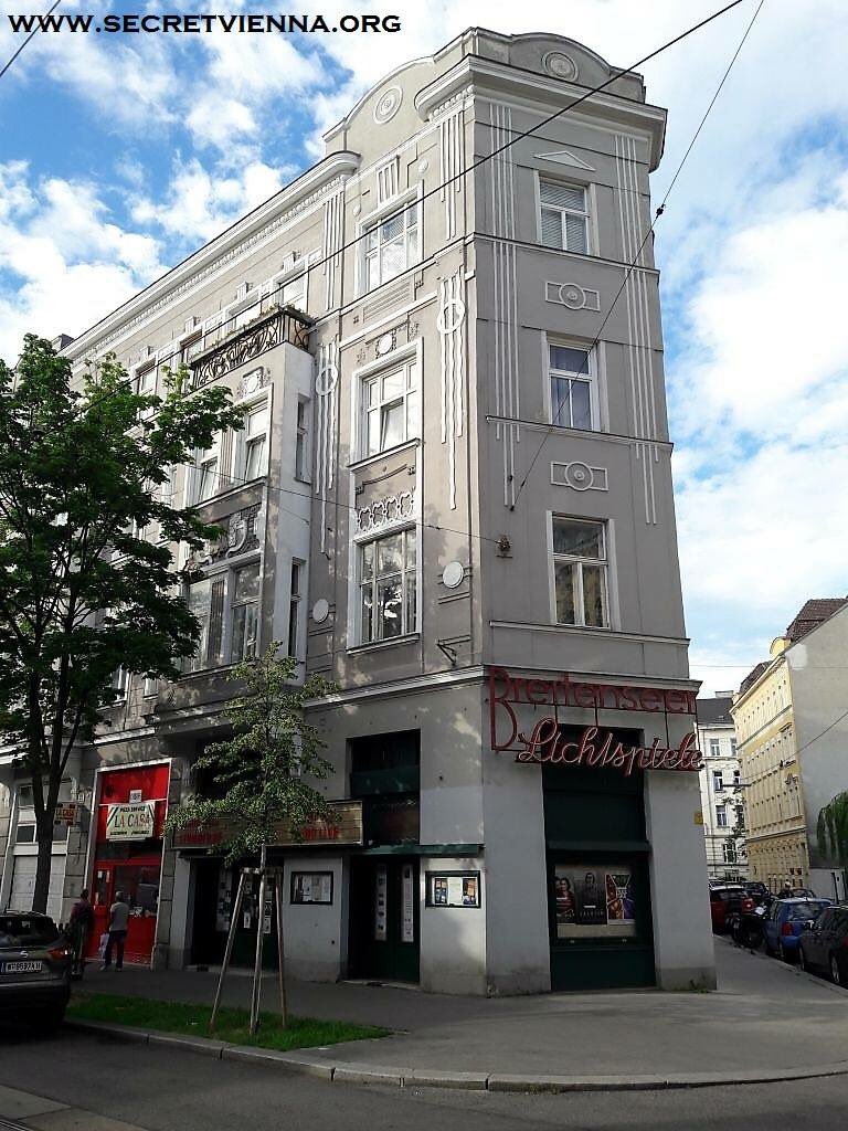 ViennaSecret's tweet photo. This is the oldest movie theater in the world with a piano player inside. Where is it? #Vienna #Wien #secretvienna #theater #pianoplayer https://t.co/xJ0OOYynKC