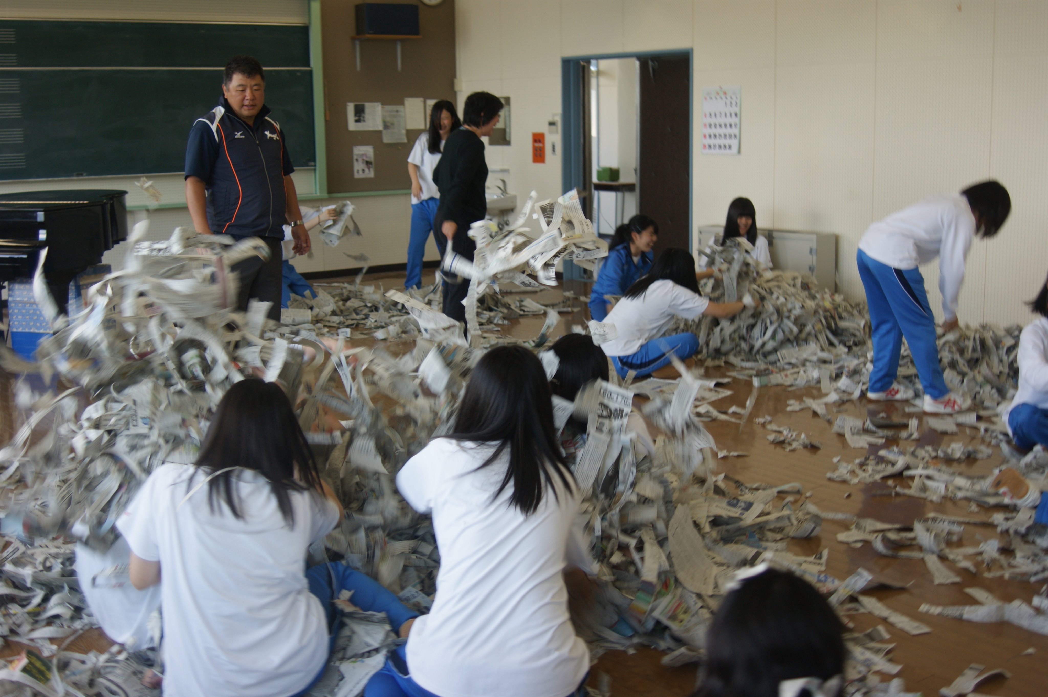 تويتر 羽陽学園短期大学 على تويتر 今日は天童高校との高大連携事業 幼児教育系の授業で天童高校の生徒２４名が本学に授業 を受けに来ました 身近にある素材を使った遊びということで 新聞紙 を使った遊びについての授業だったようです 楽しそうに授業を受けて