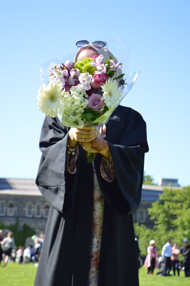 UofT's tweet photo. Fresh flowers and a fresh start to Week 2 of #UofTGrad17.
📷 and #UofTStyle by #UofT graduate @farheeney on Instagram. https://t.co/q2p6BeDyFe