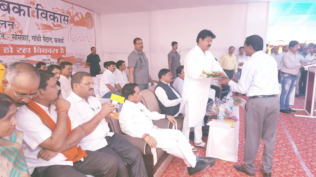 SanjayCGBJP's tweet photo. @BSNLCorporate @BJP4CGState @BJP4India @drramansingh @dharam_kaushik #Chhattisgarh के #कबीरधाम (कवर्धा) में बीएसएनल दूरसंचार आयोजित कार्यक्रम की थीम सबका साथ सबका विकास थी #3yearsofmodigovernment https://t.co/JL2B1yLpeh