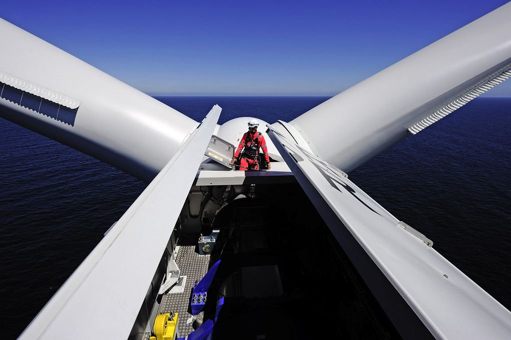 GenerationEnlit's tweet image. &quot;New estimates indicate #offshorewind firms could unlock an extra £3bn for the #UK economy by 2030&quot;. @DONGEnergyUK buff.ly/2tcquRQ