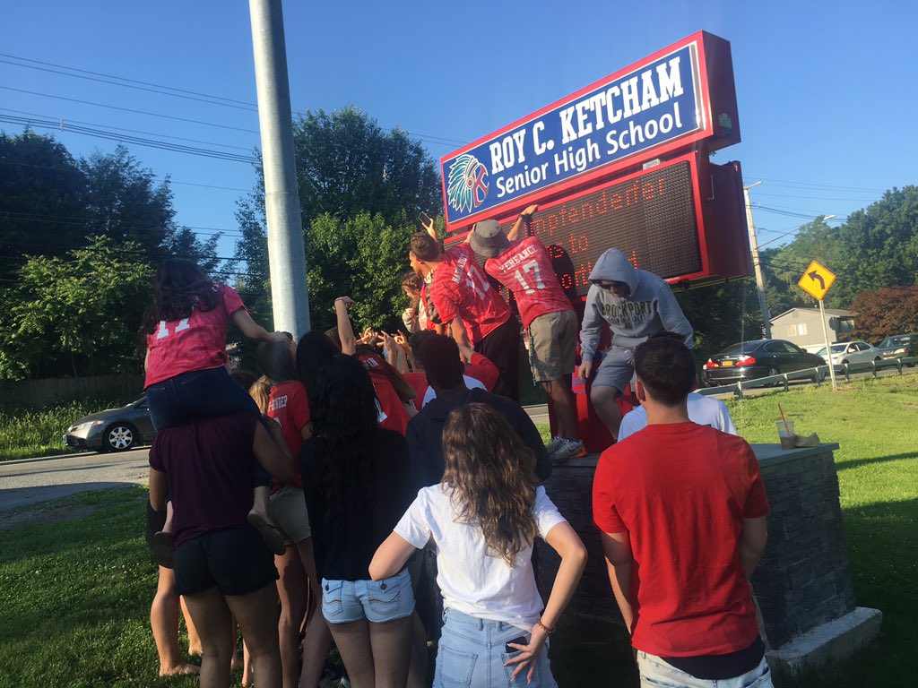 KetchamNation's tweet image. #traditionneverdies #lastdayofclasses #classof2017 we will miss you! #goodluck @RckIndians @Ketcham_Krazies  @WCSDEmpowers