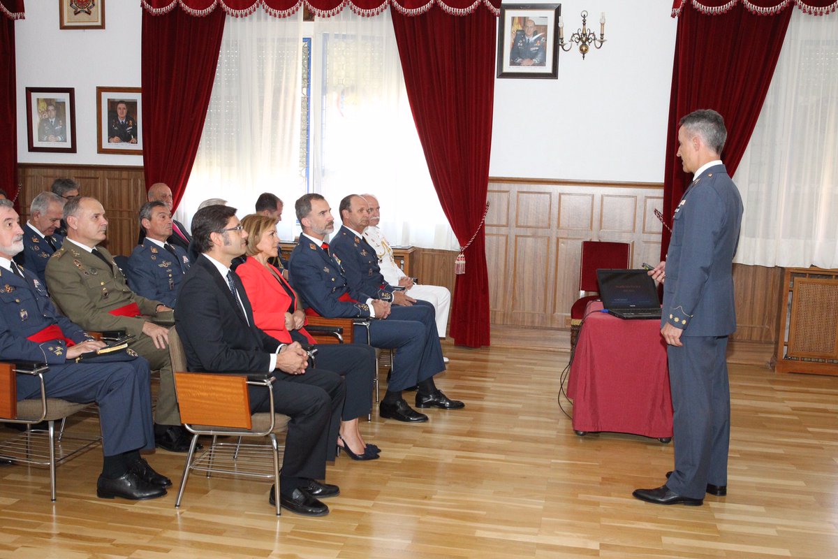 CasaReal's tweet photo. El Rey visita a la Academia Básica del Aire con motivo de su 25 aniversario @Defensagob @EjercitoAire https://t.co/uUdFfnt7PO https://t.co/QvOqTiCsQ4