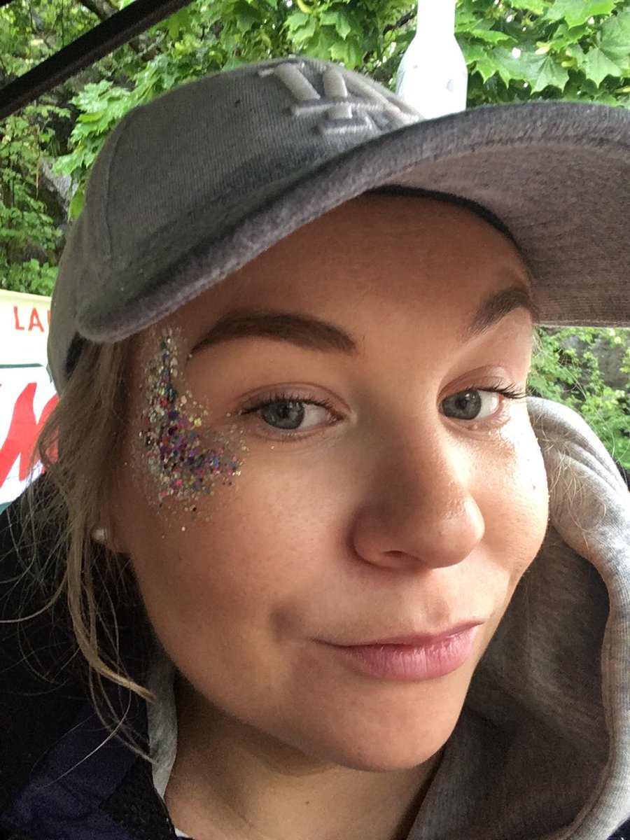 Vallilan katubileissä aikuisetkin saa #glitternisti 'n tatskan! (kun kehtasi pyytää 🙈) #Hiiop100 #helsinkipäivä