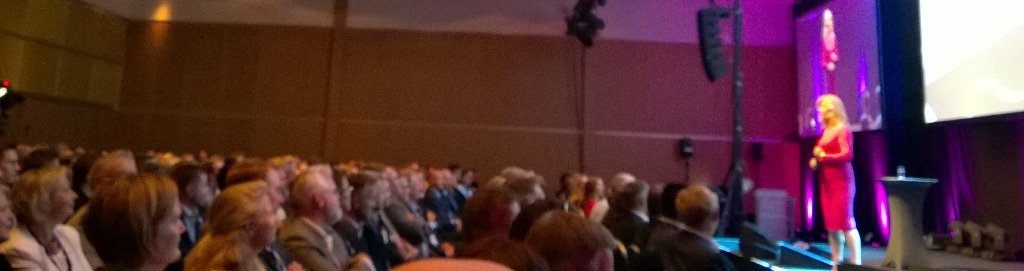 KarinLokke's tweet photo. Anne Lindmo anbefaler oss å legge ned mobilen og ha full #tilstedeværelse på  #EVRYInsight. @EVRY_no  @nrklindmo https://t.co/Ea2LWoP3cC