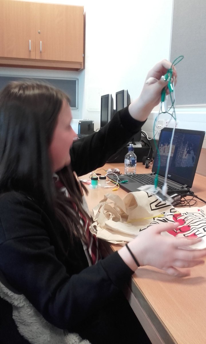 WeeReplicators's tweet image. @FHSComputing: Girls having great fun with their #wearyourcode workshop with @EdNapResearch  @adafruit
