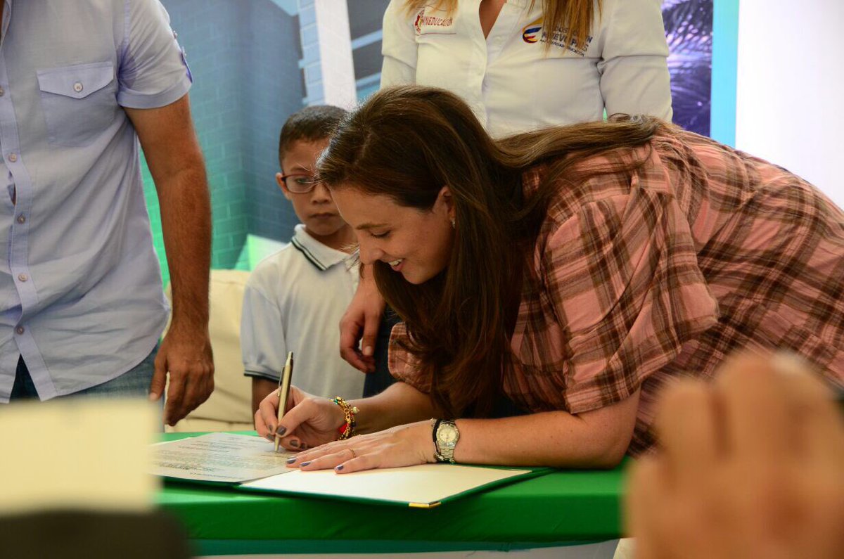 karenabudi's tweet photo. #FelizLunes Comenzamos esta semana con muy buena energía para trabajar por nuestros niños y jóvenes de la #CapitalDeVida #EducaciónDePrimera https://t.co/g0AIpSNEjZ