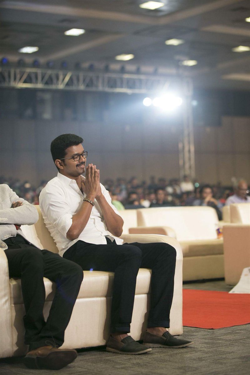 ItsSaqib_'s tweet photo. Smartness overload 😍 #IlayathalapathyVijay #HQ #BGM2017 https://t.co/XSDdnEqx8k