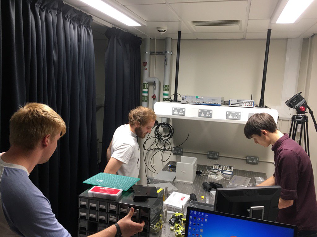 Building our confocal smFRET in the new BiCEN lab.