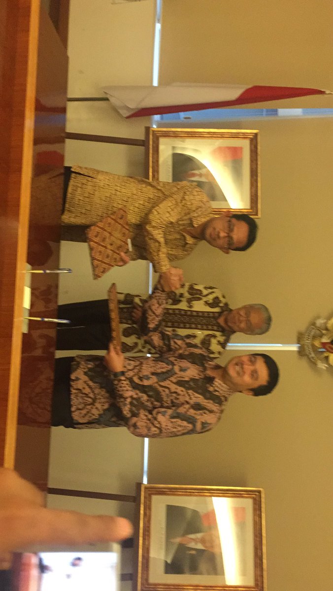 DPP_IKAPPI's tweet photo. Sahabat,Malam ini IKAPPI mtandatangani MoU bersama BULOG, GIMNI, ADDI dlm ksepakatan memutus rantai dstribusi #Bapok d hdpn @EnggarMendag https://t.co/1WyjZt2wFY