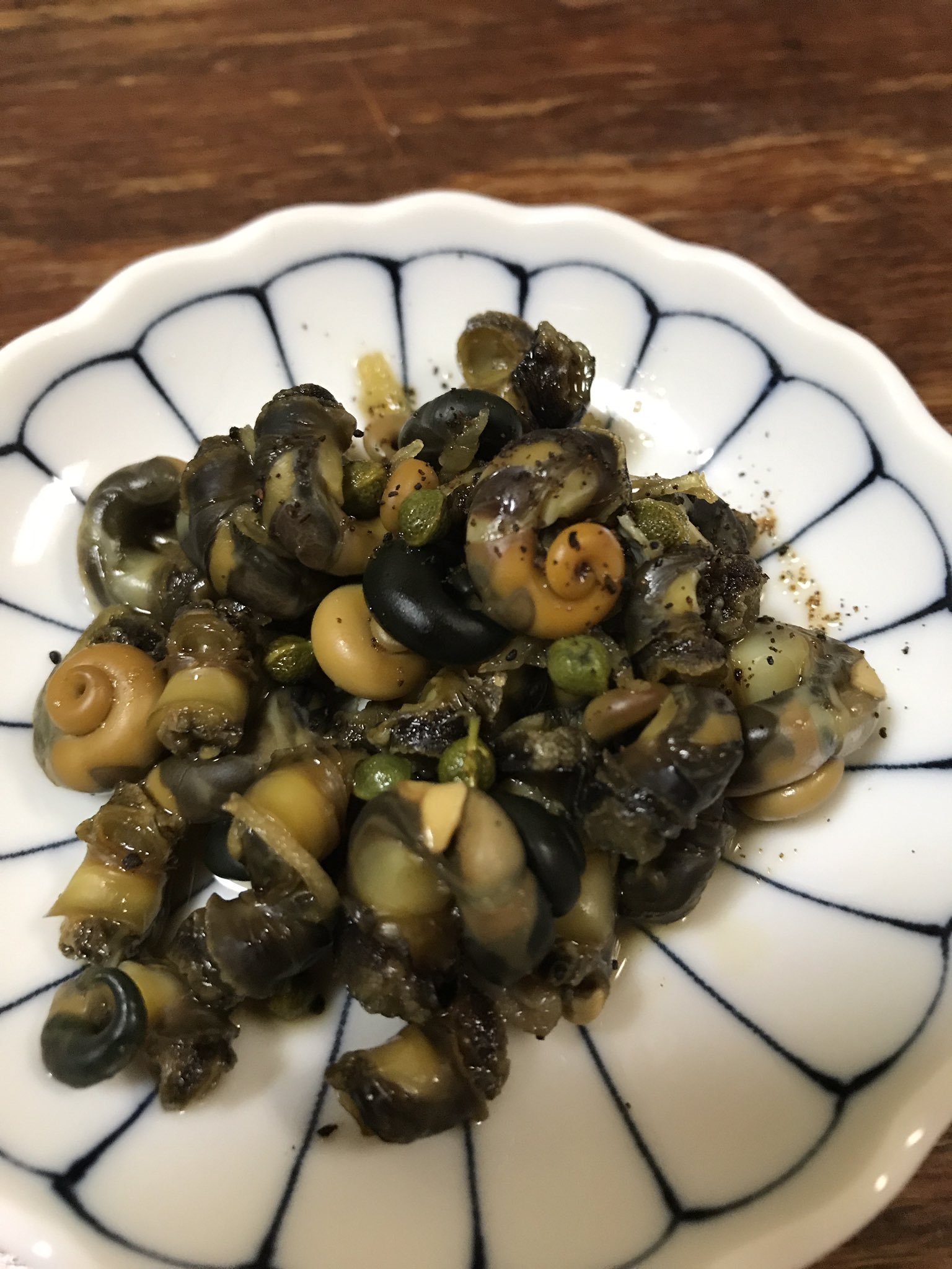 ダンゴムシだんぞう ニナ貝 が全国共通の この貝の本名なのかどうか知らない Ww 海によくいる お酒のつまみに塩茹でして マチ針なんかでクリッと身を出して食べるヤツです 昨日 収穫してきた コイツを地道にクリッとやって 山椒の実と佃煮に だん