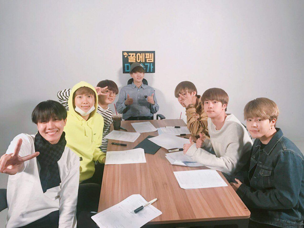 _ltl530ltl_'s tweet photo. #四週年慶祝活動 [#2017BTSFESTA]
<꿀FM 06.13> On air
슙디와 #방탄소년단 이 함께합니다~_~
#꿀에펨방송시작 #함께달려요
(https://t.co/CjqUGvh5XB)
#蜜FM #SupeD #防彈少年團 甜甜蜜蜜的放送一起奔跑吧！ https://t.co/GsQZRJxJ06