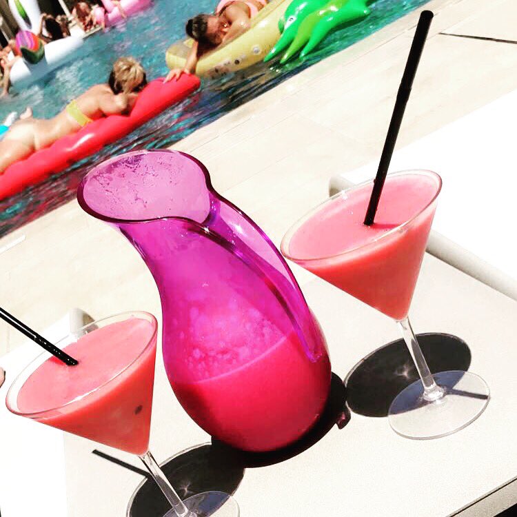 KodieBlane91's tweet photo. Happy Monday #strawberydaqs #poollife #magaluff #redders ππππΌ @amy_eliza1 https://t.co/tVDO1iJYpp