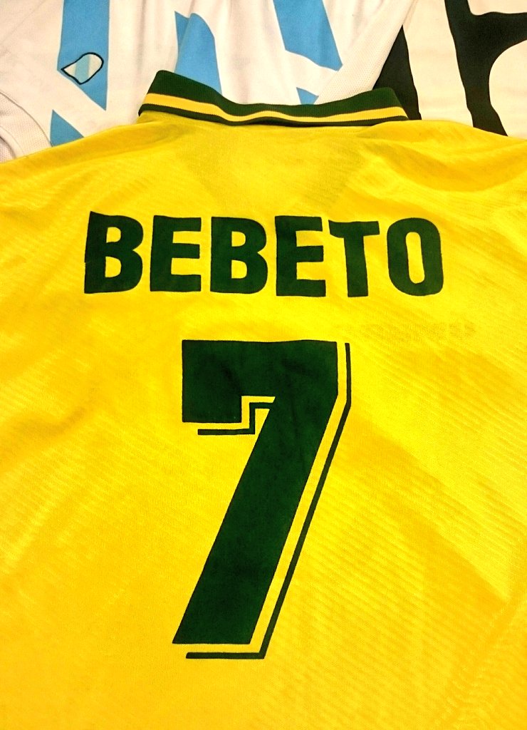PepeCapelan's tweet photo. Hoxe en @GoldeAbreu lucirei a miña XOIA: gardada como ouro en pano. A camiseta da #canarinha de @bebeto7 coa que gañou o Mundial de #USA94 https://t.co/bIXnmWt9HG