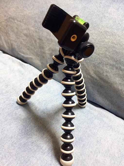 作業LIVEはじめようとスタンドを購入→アングルに悩む→無駄なもの映さず絵が歪まないで見せられるのが→こう 