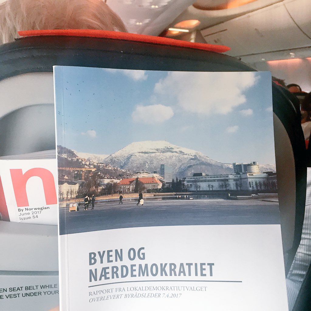 jinsigve's tweet photo. Politisk interessert og skal fly mellom BGO-OSL? Velg sete 8a,legger igjen fantastisk lesestoff til deg. #beby #lokaldemokrati https://t.co/mNFCMYBN1U