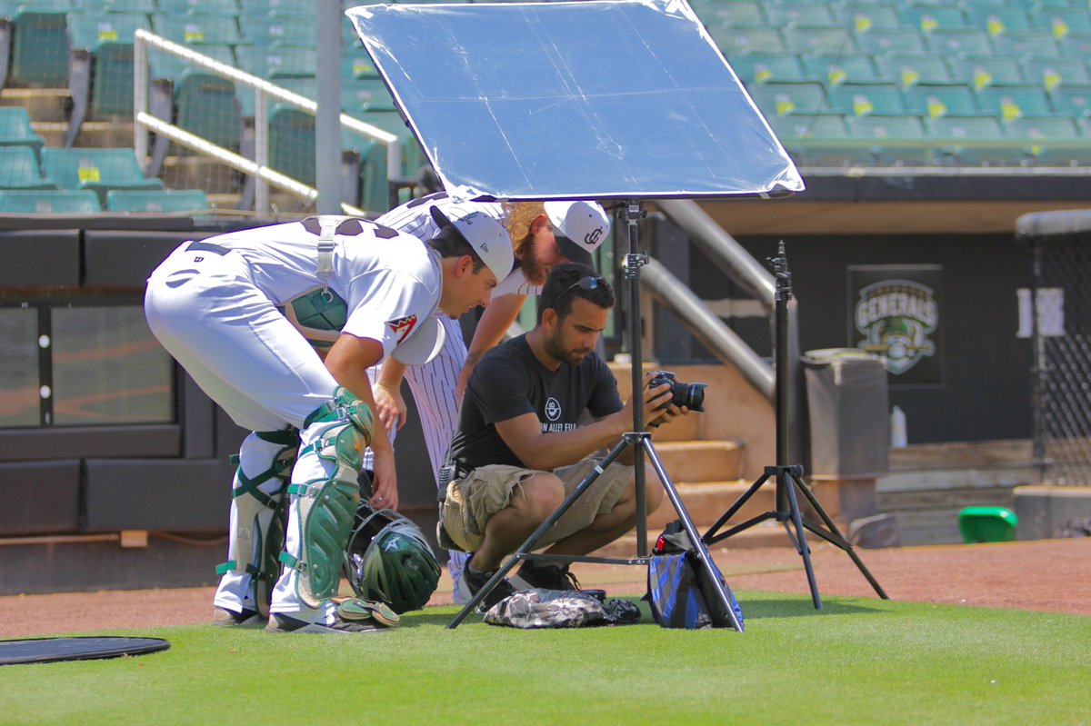 JoelEvansVideo's tweet photo. Video Playback with a couple pro athletes. #baseball #VideoMarketing #GH4 #undertheshade #ProSports #JAFilms https://t.co/cOlRO7TU5p