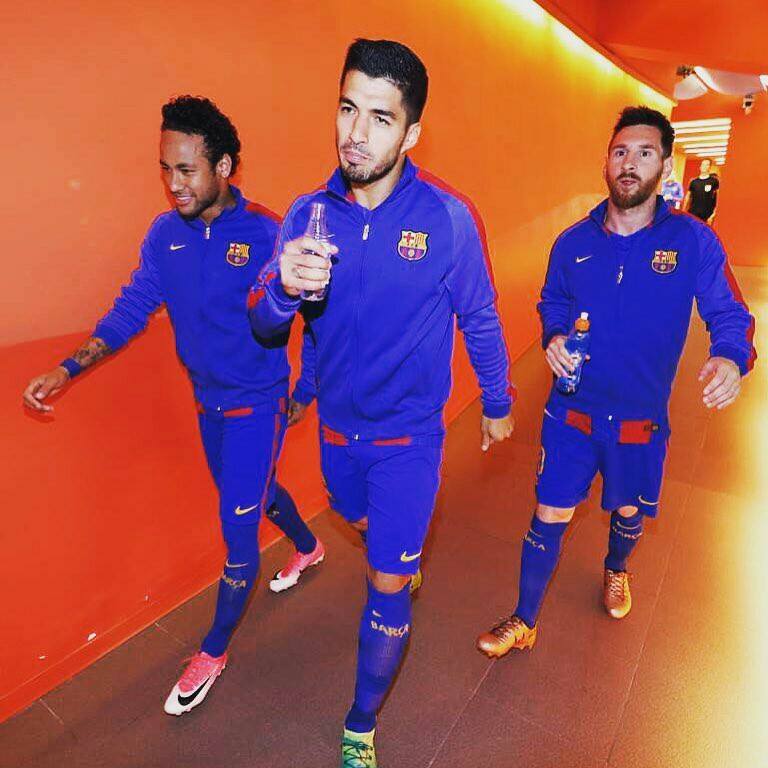 MotivacionesF's tweet photo. Quien no quisiera tener a este tridente:

Messi🇦🇷
Suarez🇺🇾
Neymar🇧🇷 https://t.co/4oZevBoBB2