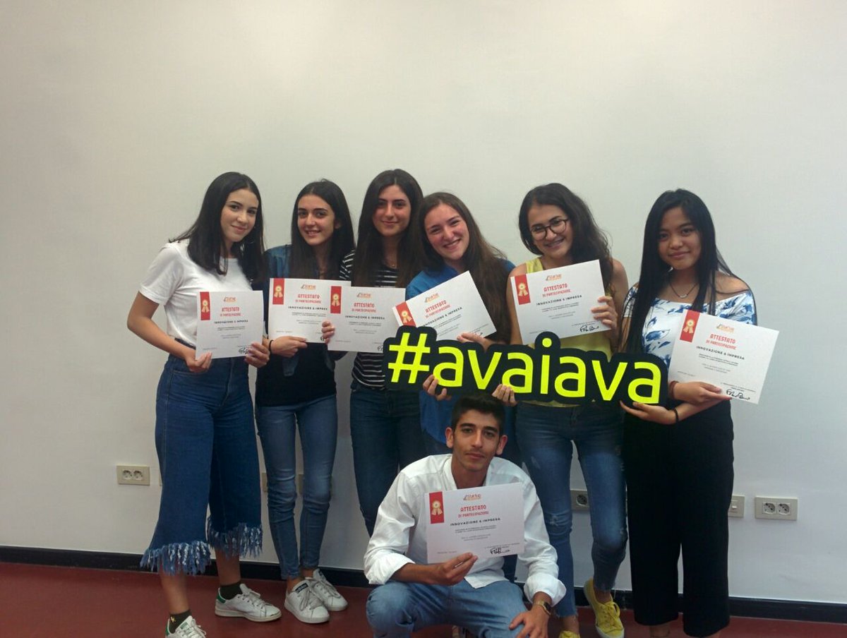 StartupMessina's tweet photo. Un sacco di energie, un solo #team vincitore: bravo #mirrorsnap e complimenti a tutti gli altri ragazzi! #avaiava #alternanzascuolalavoro https://t.co/ZQZwpslAMp