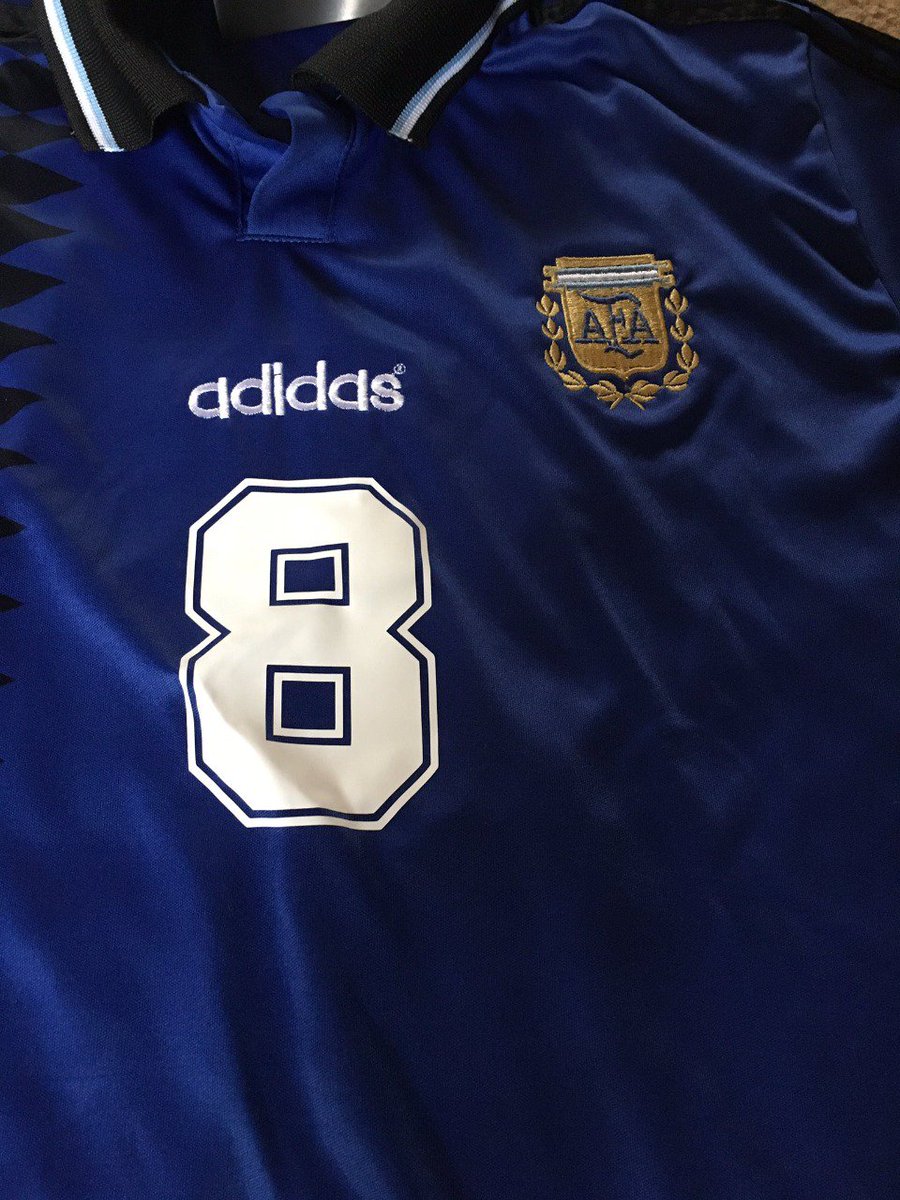 ElUltimoDiez's tweet photo. ¿Querés ganarte esta hermosa camiseta de Román? Hacé RT y seguí a @ElUltimoDiez y @golretro y ya participás! Se va el 24/6, el cumple del 10 https://t.co/ij3aOucwqZ