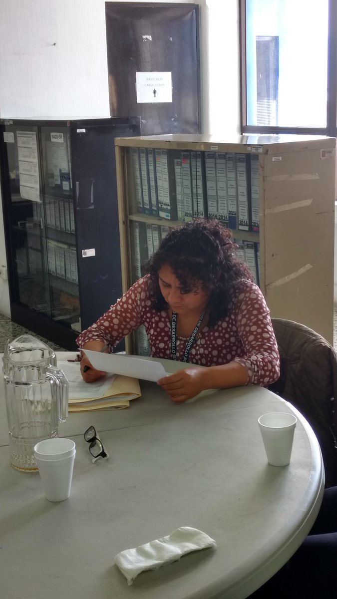 Licenciada Mirna Rivas, Supervisora Educativa de Chimaltenango recibe apoyo MIDES-FODES para Caserío El Rosario, Aldea Ciénaga Grande