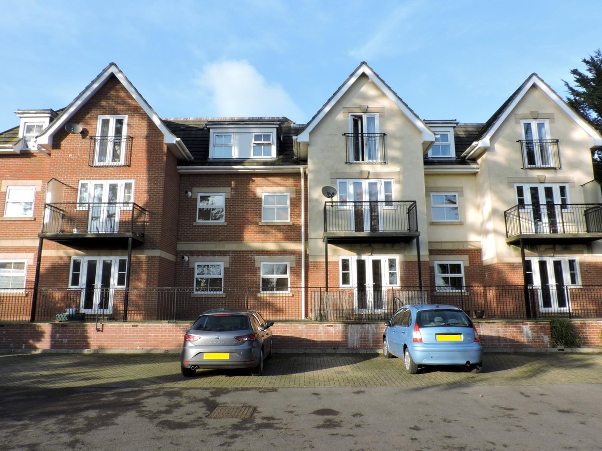 Luxury 2 bed flat £800pcm in a brilliant location bit.ly/2sUbgS7 #batchelorpad @PropertyHants <a href="/IanCope/">Ian Cope</a> <a href="/Neal_Ball_AM/">Neal</a>