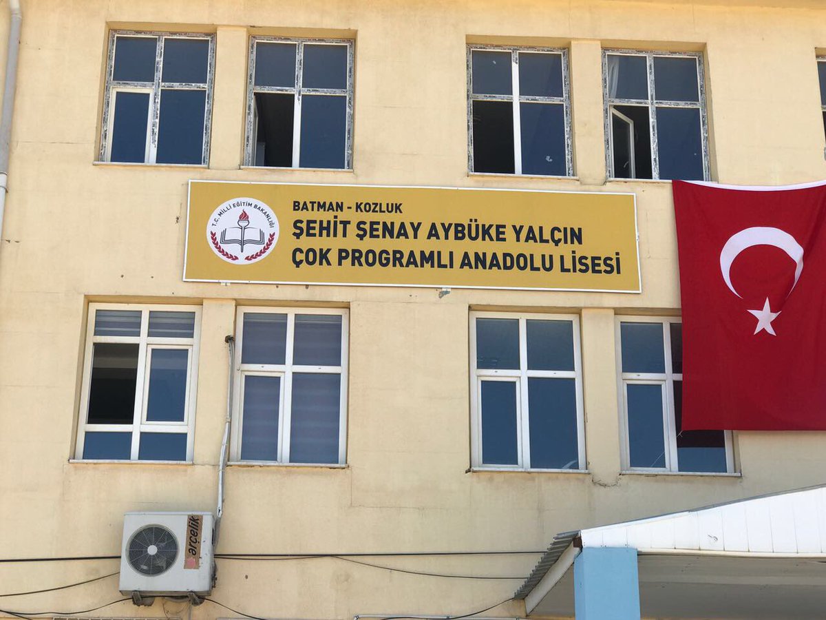 drhamzaydogdu's tweet photo. Şehit öğretmenimizin ismi Batman'daki çalıştığı okula verildi;ismi ebediyen yaşayacak;sayın valimizden,MEM Mahmut beyden Allah razı olsun... https://t.co/gWYXLHvqC2