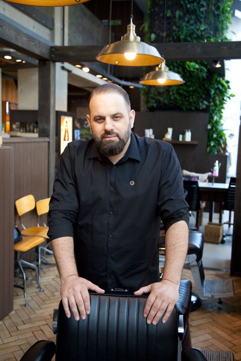 We tested <a href="/AvedaUK/">Aveda UK</a>'s new 'scalp facial' for men and got the lowdown from Master Barber <a href="/StelNicolaou/">Stel Nicolaouπ²🌶️Zetarium</a> ✂️✂️✂️
bit.ly/2sf1T1r