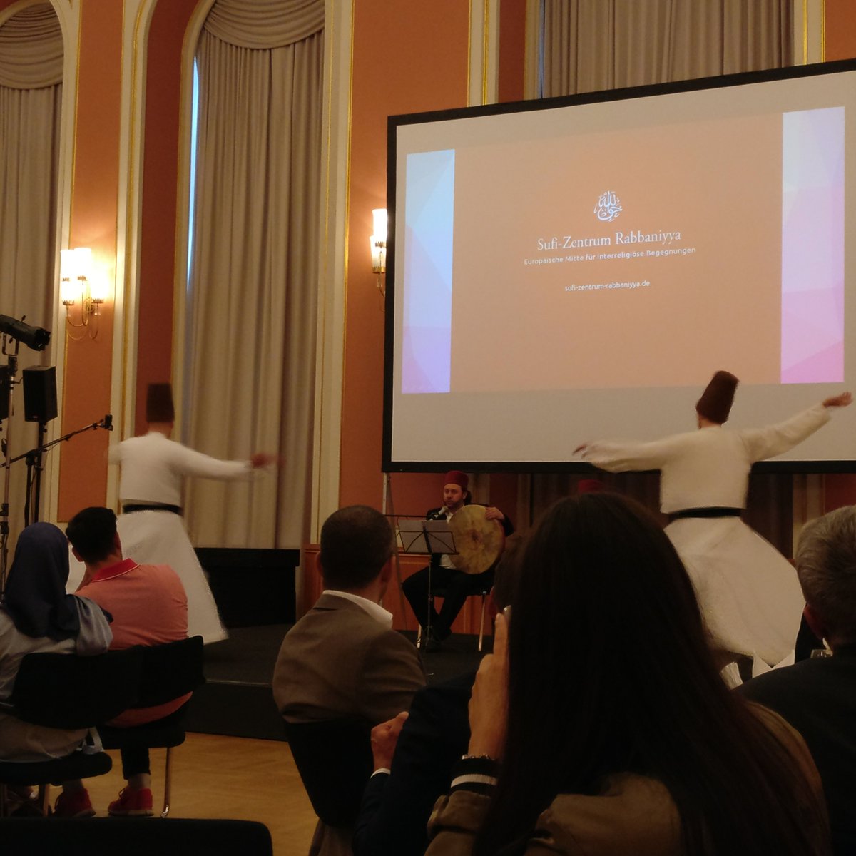 abcami2's tweet photo. #ABCami beim Iftar von @juma_ev mit Ehrengast #Bundespräsident #Steinmeier und #Staatssekräterin #Chebli. Motto: Mut zum Zusammenhalt. https://t.co/1VqvW4c00o