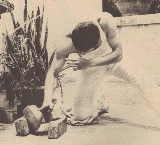 philwuxing's tweet photo. Bruce Lee's Iron Palm! https://t.co/pZWWOQ5dJ9