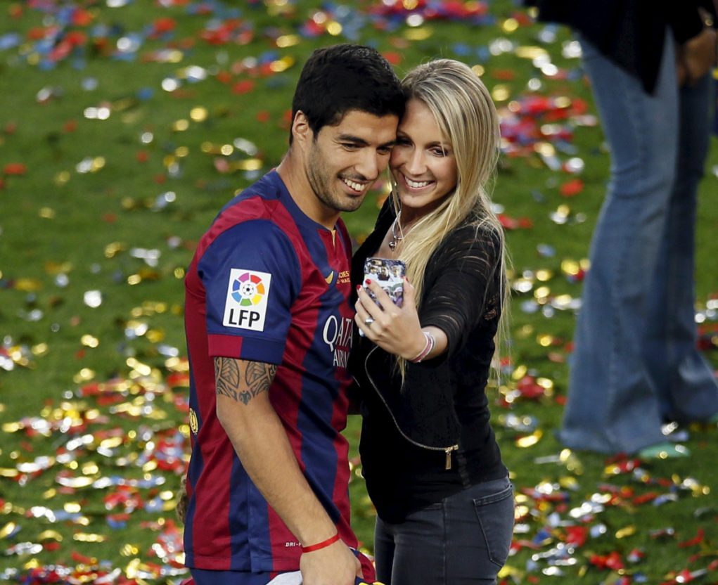 sportv's tweet photo. Suárez caminhava 21km na adolescência pra ver sua namorada. Hoje, ela é sua esposa e mãe dos seus filhos. 

Feliz Dia dos Namorados! https://t.co/nQMXHYpKDs