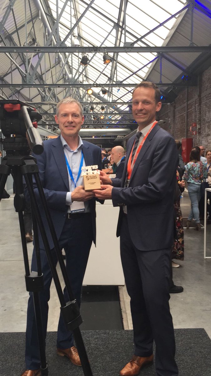 CapgeminiBE's tweet photo. Stany Boes and @SASbelux 's @jerrevg with the SAS partner of the year award. #SFBL17 https://t.co/6Kg7WOkkkS