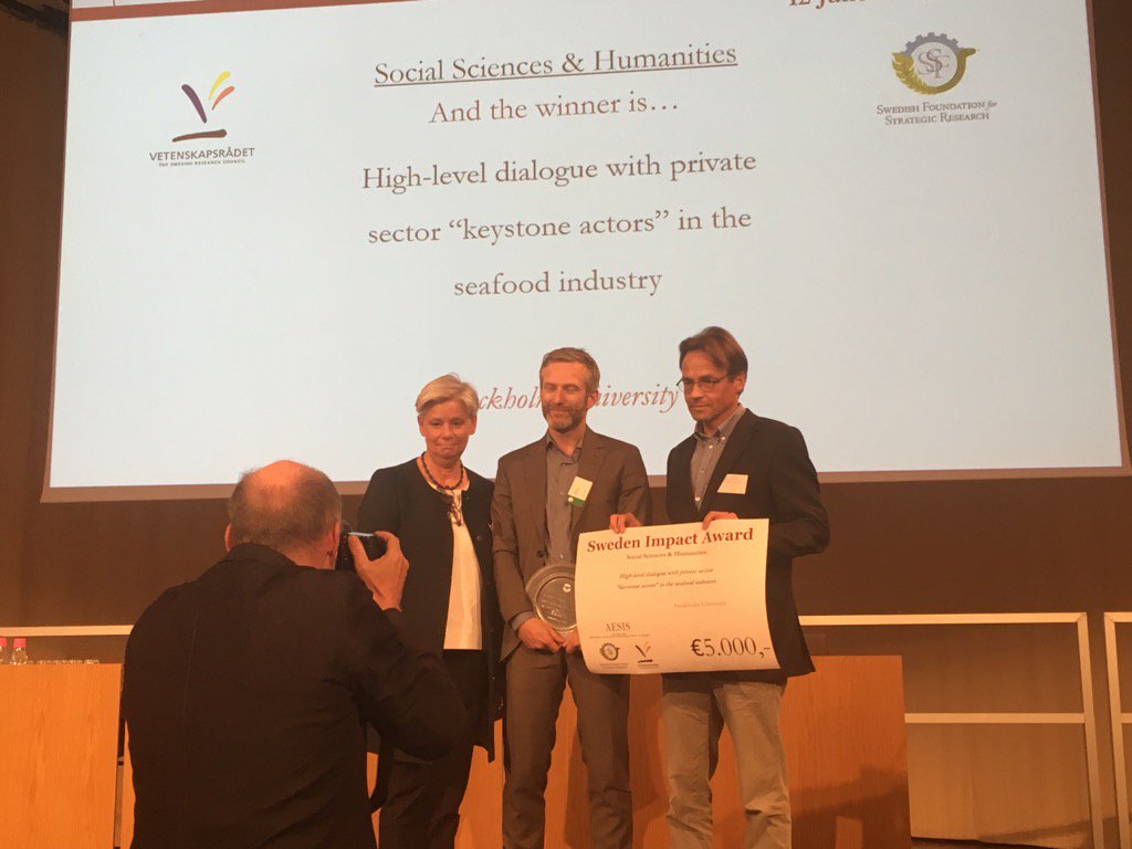 ScienceWorks_NL's tweet photo. Winner of the Sweden Impact Award is @Stockholm_Uni on #ssh by organising High Level Dialogue in seafood! #IoS17 https://t.co/eFqOjeg5d7