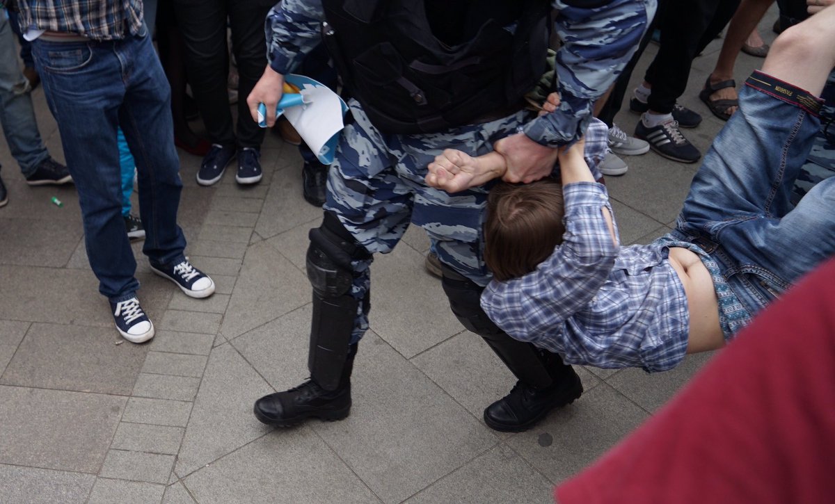 Душат россию. Полиция задерживает подростка на митинге. Задержание несовершеннолетнего. Школьника задержала полиция. Задержания школьников на митинге.