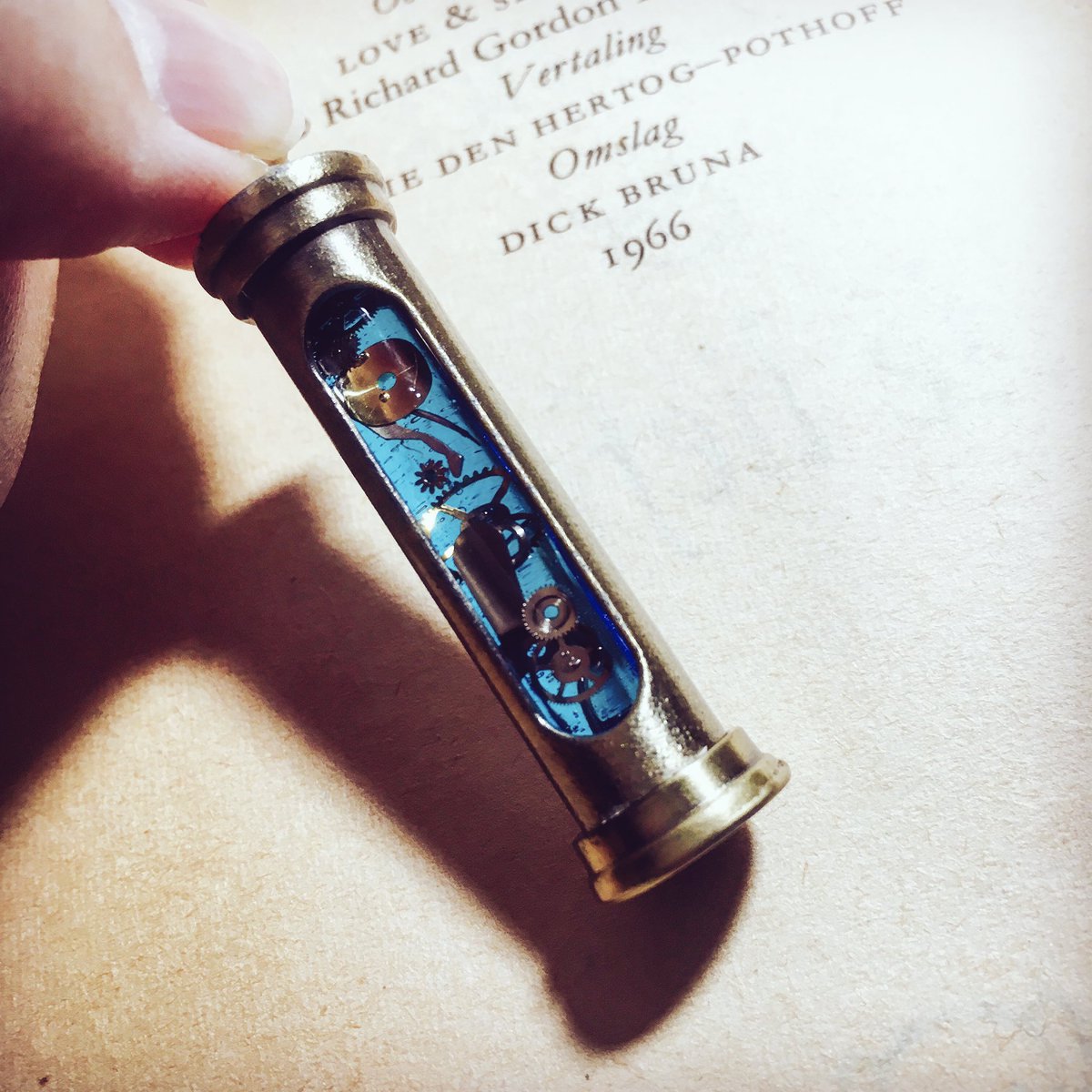 ট ইট র Kei Farbe ファルべ ずっと この青が出したかったんだ ただ ポーション感がすごいw スチームパンク 歯車 時計部品 レジン 青レジン