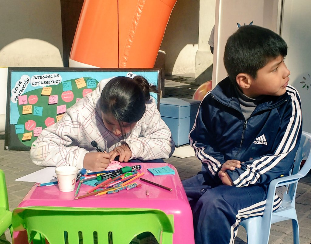 trabajosalta1's tweet photo. [AHORA] Niños de escuelas abiertas, participan de actividades recreativas en plaza 9 de julio en el #DiaMundialcontraeltrabajoinfantil https://t.co/AsRPTrQpYM