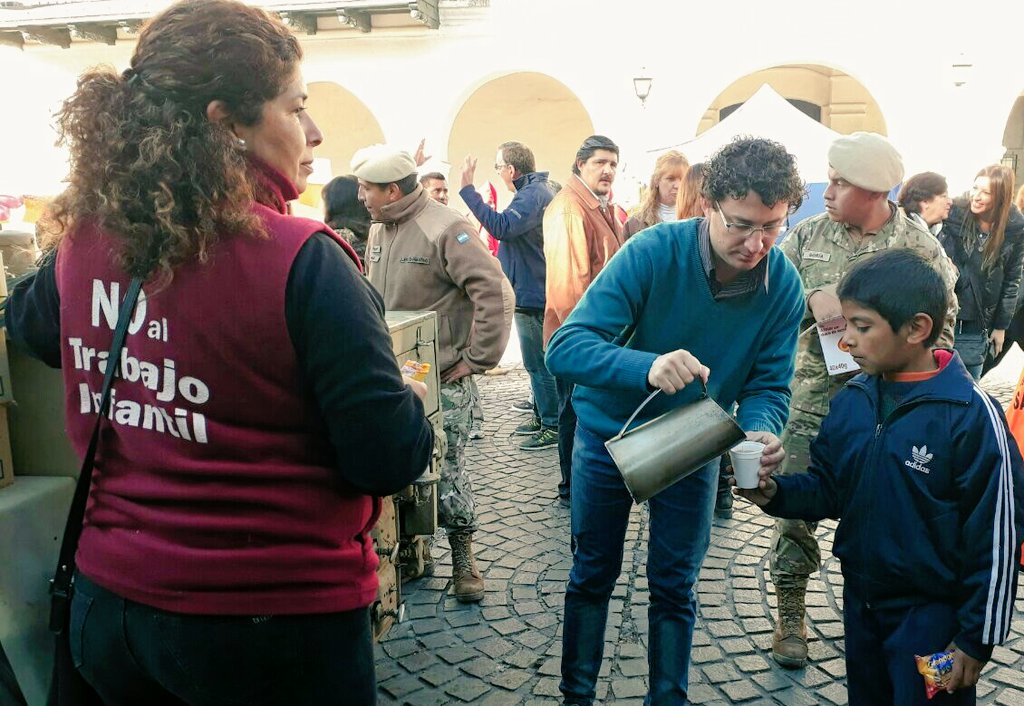 trabajosalta1's tweet photo. [AHORA] Niños de escuelas abiertas, participan de actividades recreativas en plaza 9 de julio en el #DiaMundialcontraeltrabajoinfantil https://t.co/AsRPTrQpYM