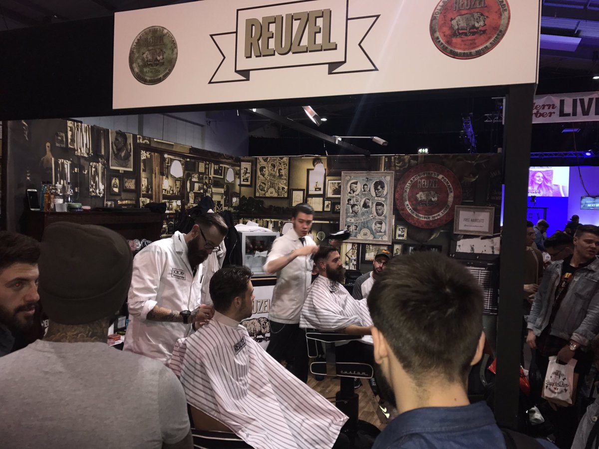 yourbarbersinc's tweet photo. @schorembarbier doing there thing yesterday, great to observeπ₯π£ #barberconnect2017 #yourbarbers https://t.co/apEBr3Ed3c
